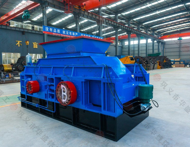 煤場的大型碎煤機(jī)